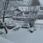 Eingeschneiter Kinderspielplatz