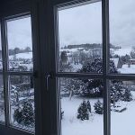 Schneelandschaft vom Fenster aus