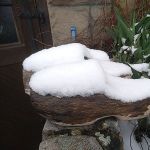 Holzpantoffeln mit Schnee