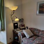 Stehlampe beim Sofa